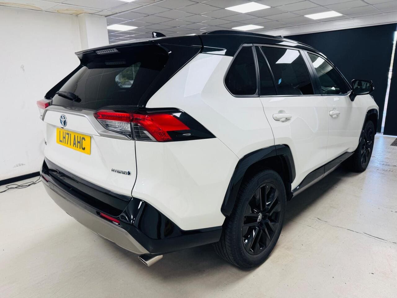 2022 Toyota RAV4, rear right (photo 4 of 36)