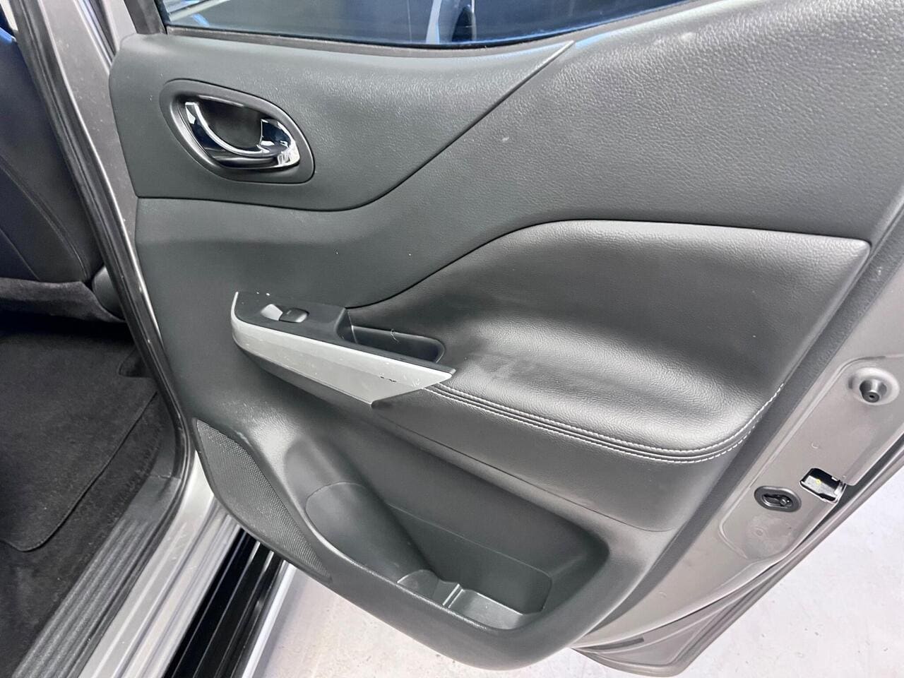 2019 Nissan Navara, door interior (photo 17 of 33)