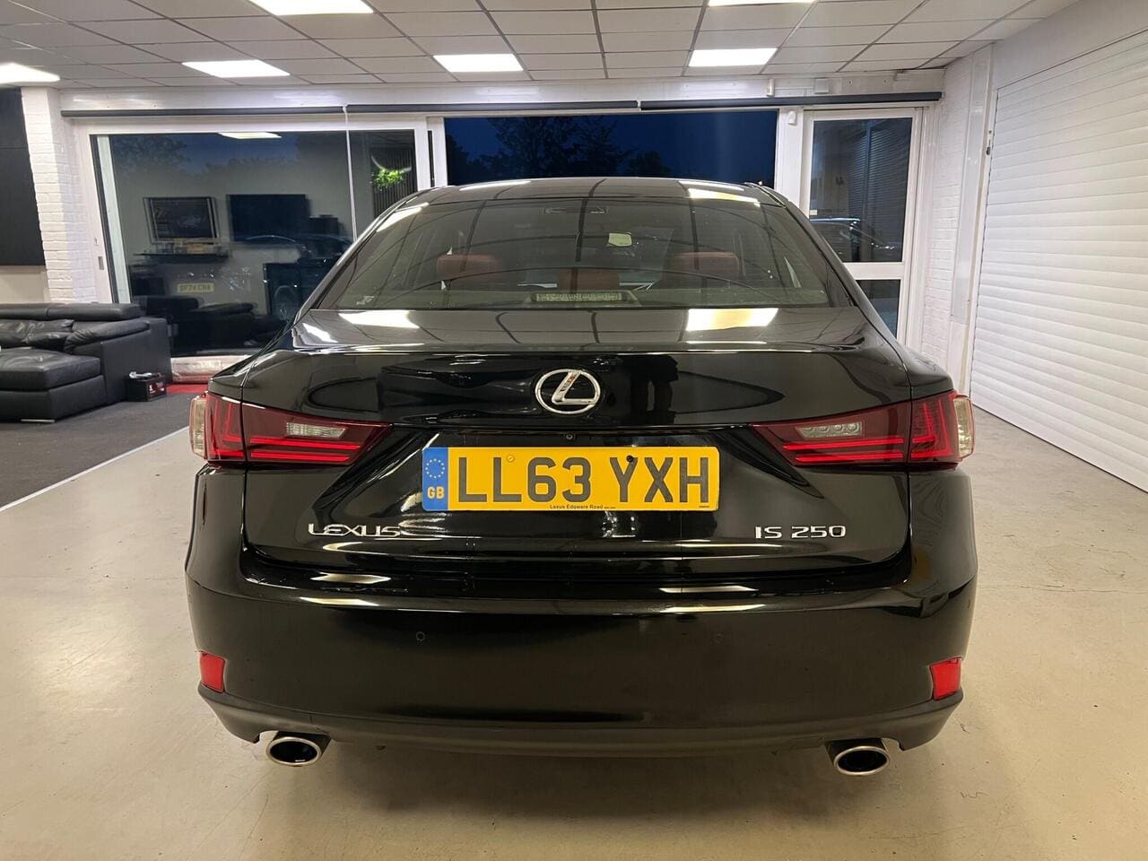 2013 Lexus IS, rear (photo 6 of 34)