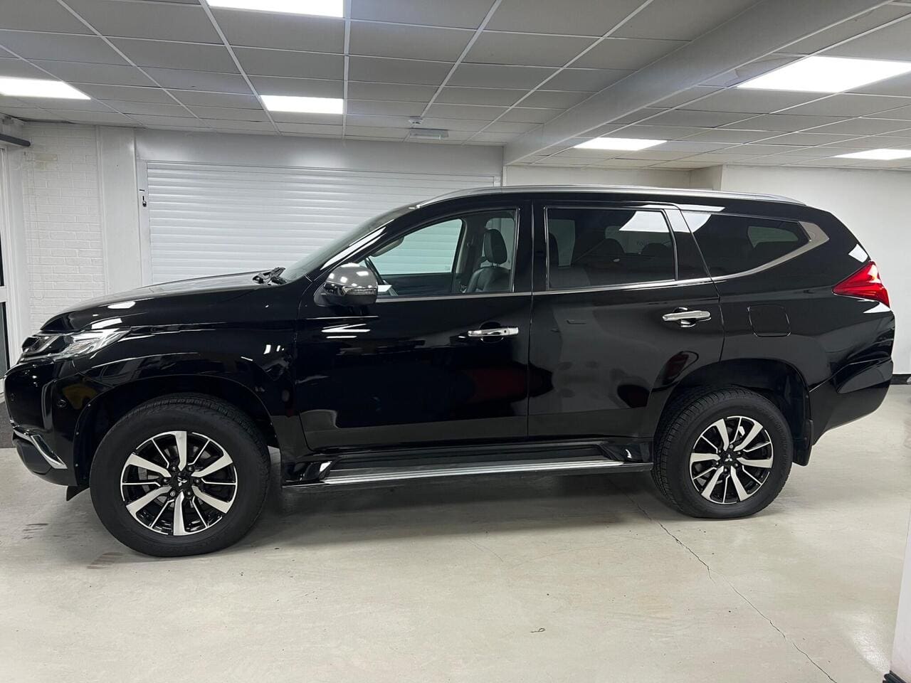 2020 Mitsubishi Shogun Sport, side left (photo 4 of 44)