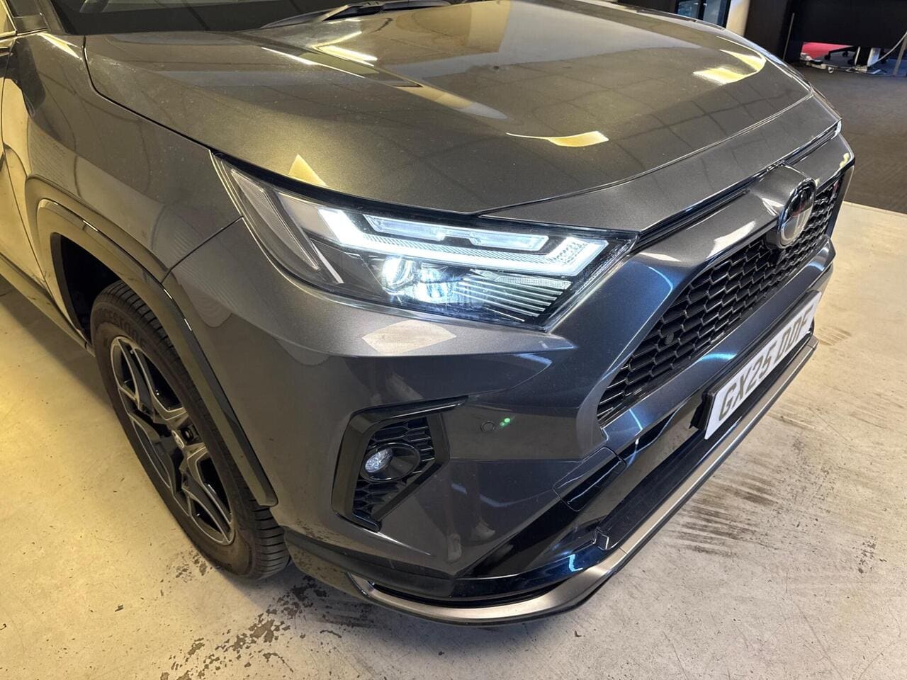 2025 Toyota RAV4, lights front (photo 38 of 41)