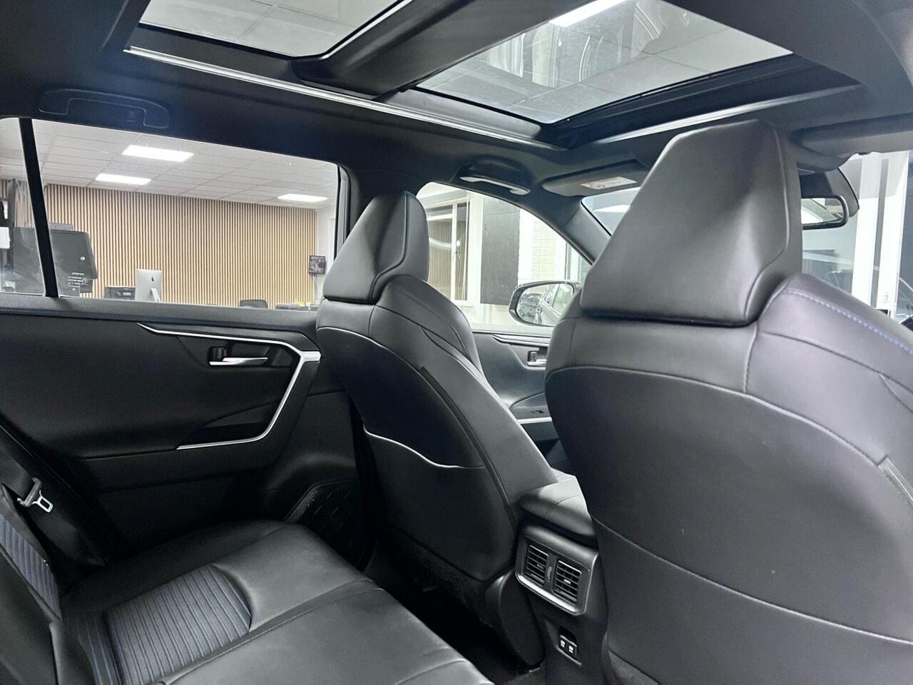 2020 Toyota RAV4, seats rear (photo 16 of 43)