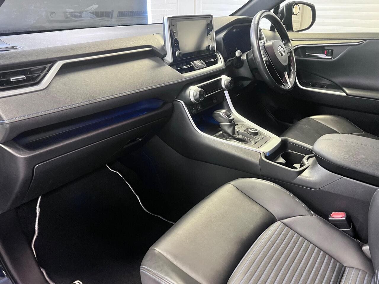 2020 Toyota RAV4, seat front passenger (photo 30 of 49)