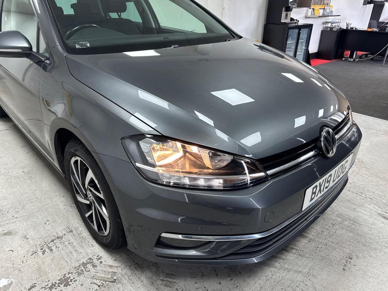 2019 Volkswagen Golf, front right (photo 26 of 30)