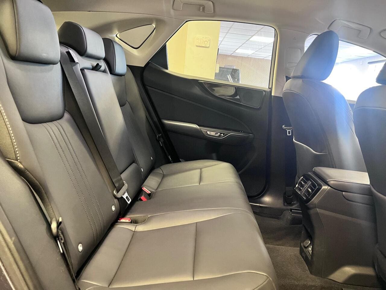 2022 Lexus NX, seats rear (photo 25 of 30)