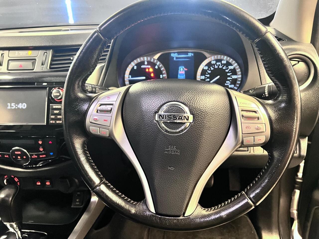 2019 Nissan Navara, steering wheel (photo 30 of 33)