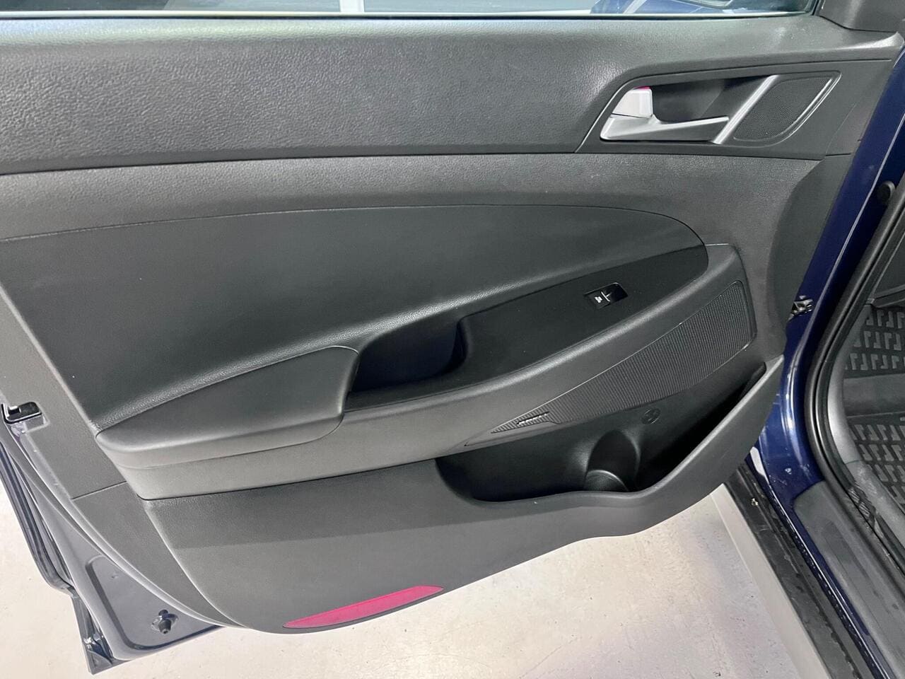 2020 Hyundai TUCSON, door interior (photo 17 of 40)
