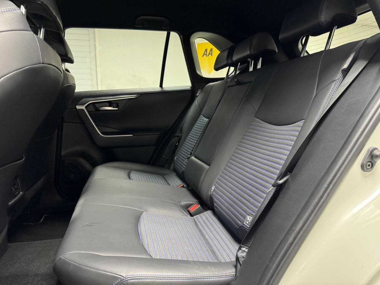 2022 Toyota RAV4, seats rear (photo 11 of 36)