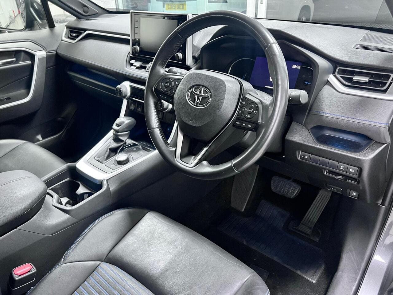2020 Toyota RAV4 (photo 30 of 43)