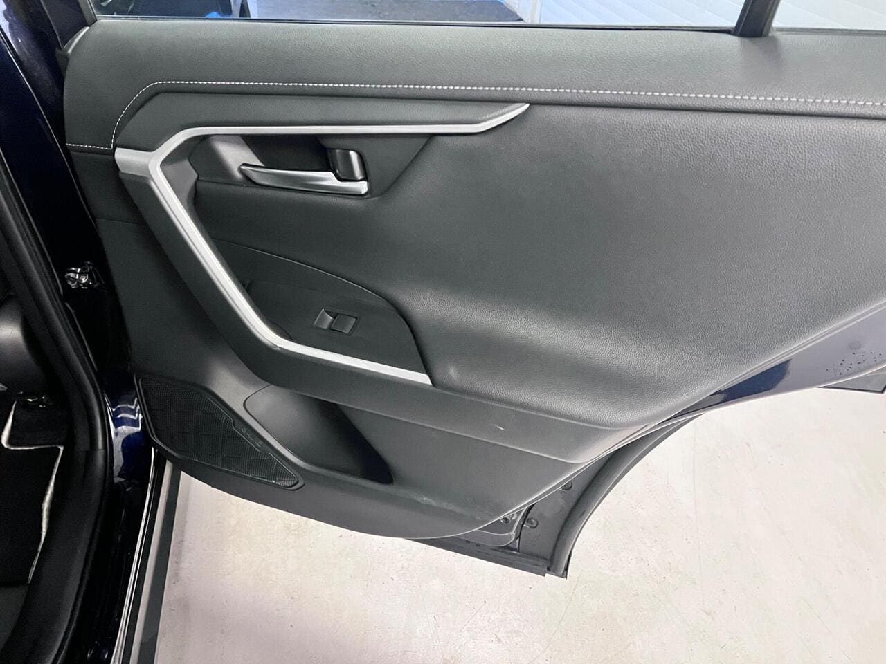 2019 Toyota RAV4, door interior (photo 18 of 37)
